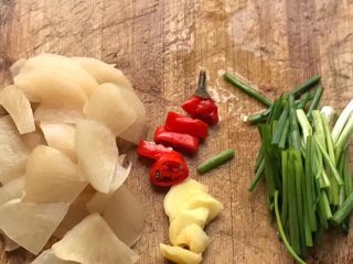 3、酸萝卜煮马鲛鱼,配料