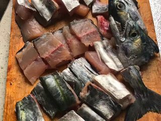 4、酸萝卜煮马鲛鱼,马上鲛鱼切成块放点盐腌10分钟