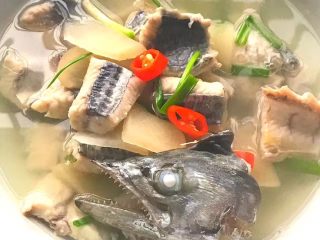 5、酸萝卜煮马鲛鱼,锅中放水烧开  放鱼与酸萝卜 配料煮五分钟关火调味即可…