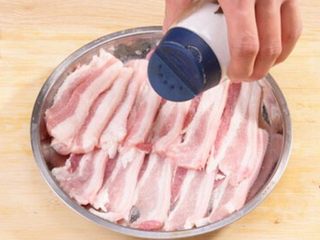 1、四川正宗盐煎肉,将去皮的连肥带瘦的五花猪肉切成大薄片，用少许白酒和盐抓匀腌15分钟。