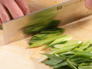 2、四川正宗盐煎肉,青蒜洗净后斜着切段。