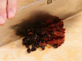 3、四川正宗盐煎肉,郫县豆瓣和豆豉用刀再剁碎一下。