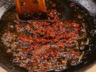 5、四川正宗盐煎肉,锅中留下少量油，中火加热，把郫县豆瓣和豆豉放入炒匀、炒香。