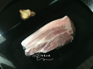 1、地方菜 回锅肉,猪肉清洗干净，放入冷水锅中，拍块老姜同煮至八九分熟时捞出