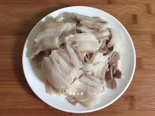 2、地方菜 回锅肉,煮好的肉晾凉后切成薄片