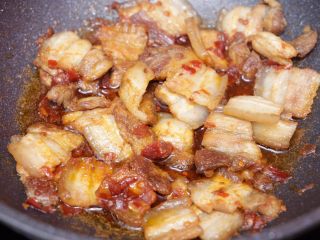 11、川味回锅肉,炒出红油，使肉片上色；
