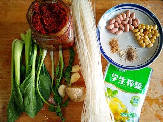 1、酸辣土豆粉,准备食材。油泼辣子是之前做好的，我家里常备。黄豆提前用温水泡半个小时，控干水备用。