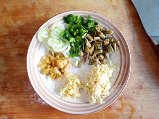 3、酸辣土豆粉,切好葱花，姜蒜末，榨菜碎，酸豆角和香菜切小段备用。