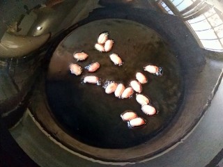 4、酸辣土豆粉,锅中适量的油烧至7-8成热下入花生米油炸。