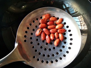 5、酸辣土豆粉,炸至花生米酥脆后沥油捞出。