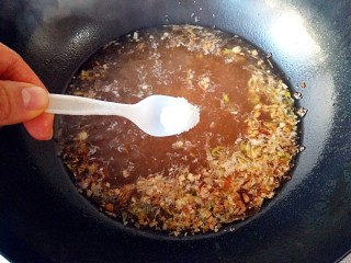 12、酸辣土豆粉,最后加入适量盐和鸡精调味。