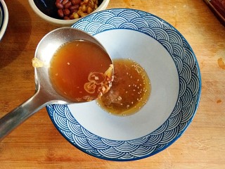 14、酸辣土豆粉,用一大勺煮好的汤冲开。