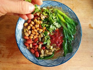 18、酸辣土豆粉,把焯熟的油菜放在表面，在粉上撒炸酥酥的花生米、黄豆、香菜、酸豆角、榨菜碎，再浇上一勺油泼辣子，一道软韧劲道的美味酸辣粉制作完成。