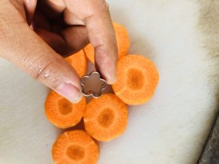 3、紫菜西兰花树(凉拌菜),准备一个小模具,这里用的是花朵的形状。也可以用小星星或者爱心等形状。没有模具自行发挥造型吧,美观就好。这里只是为了哄孩子吃菜。