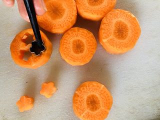 4、紫菜西兰花树(凉拌菜),印花开始,轻轻按下去后,用筷子顶出小花。再重复印出小花。