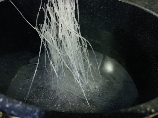 4、卷心菜炒粉丝,粉丝放开水里烫软；