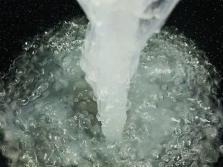 5、卷心菜炒粉丝,粉丝透明，就可以夹起来；