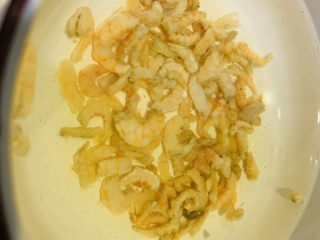 6、卷心菜炒粉丝,海米用热水泡软；