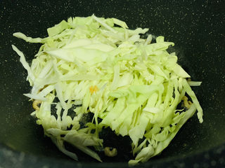 8、卷心菜炒粉丝,加卷心菜，炒香；