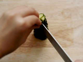 7、制作自家口味的韩式泡菜,泡菜的用料可以完全根据个人喜好，我想吃块状的蔬菜，就把菜稍微切一下。黄瓜切成小段。