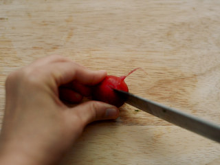 9、制作自家口味的韩式泡菜,小萝卜中间切一刀，容易入味。萝卜叶子和根都没有去掉，留着比较好看。