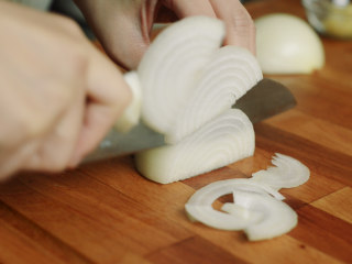 13、制作自家口味的韩式泡菜,洋葱切丝。网购的泡菜里有洋葱丝，很好吃。所以这次也加了。