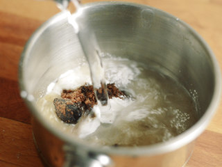 15、制作自家口味的韩式泡菜,制作米糊。用吃饭的大勺子大小的勺子，一勺糯米粉加一勺红糖，加入350g水。