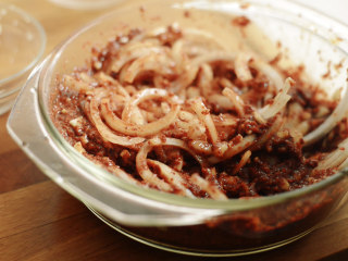 20、制作自家口味的韩式泡菜,加入洋葱丝，拌匀。