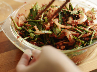 21、制作自家口味的韩式泡菜,再拌入韭菜。