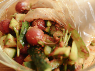 24、制作自家口味的韩式泡菜,剩下的辣酱和蔬菜拌匀。