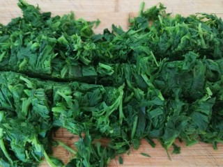 3、凉拌野扫帚苗,开水煮熟过凉挤出水分切断。