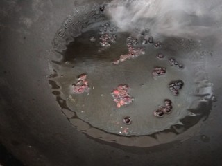 4、凉拌野扫帚苗,先炸花椒油。