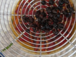 5、凉拌野扫帚苗,在放入小米辣，热花椒油烧在小米椒上。