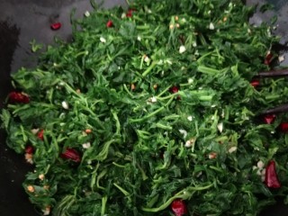 8、凉拌野扫帚苗,搅拌均匀即可。