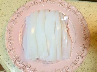 4、重庆蚝油麻辣豌豆凉粉,凉粉先切片再切条放入盘中