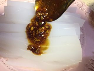 7、重庆蚝油麻辣豌豆凉粉,淋到凉粉表面