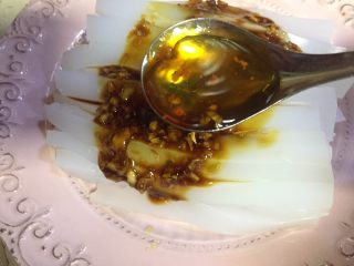 8、重庆蚝油麻辣豌豆凉粉,再淋上一勺芝麻油一勺花椒油