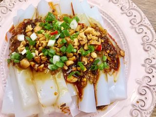 13、重庆蚝油麻辣豌豆凉粉,再撒上葱花