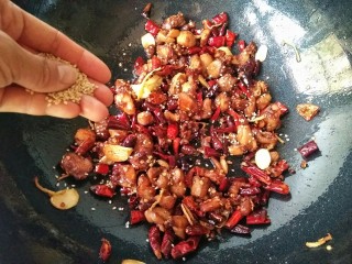 15、歌乐山辣子鸡,再加入适量的白芝麻提香。