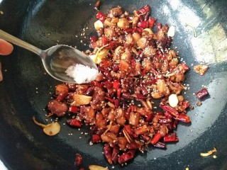 16、歌乐山辣子鸡,最后加入一丢丢白糖提鲜。
