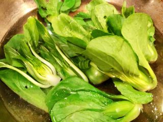 7、香菇油菜,7.锅中放入水，然后加入一点食用油，盐，烧开，把准备好的油菜放入里面，汆烫一下