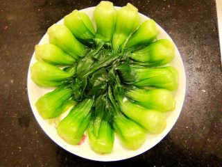 9、香菇油菜,9.油菜摆盘备用
