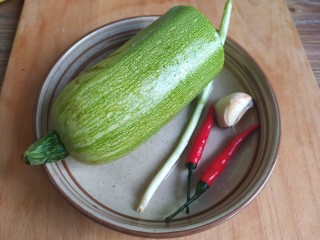 1、蒜蓉西葫芦,准备食材