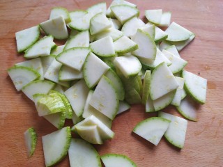 2、蒜蓉西葫芦,西葫芦切片