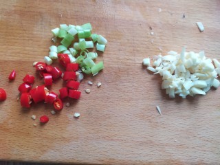 3、蒜蓉西葫芦,切葱花，蒜末，辣椒段