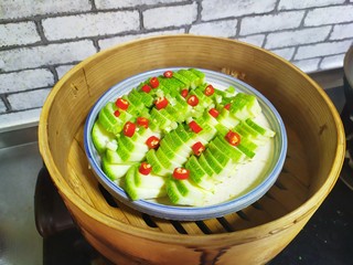 5、蒜蓉西葫芦,放入蒸屉