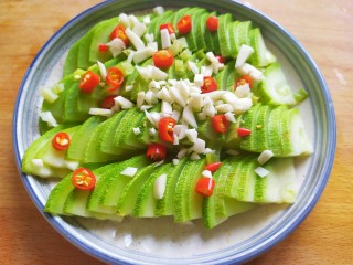 7、蒜蓉西葫芦,加入蒜末