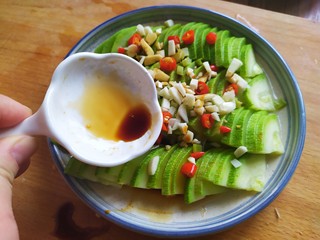 8、蒜蓉西葫芦,浇上生抽，盐