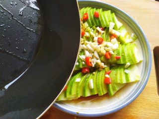 9、蒜蓉西葫芦,淋上热油