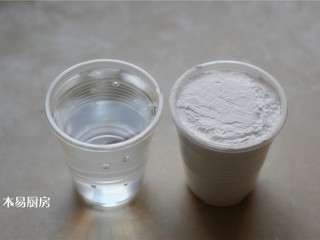 1、夏日小凉粉,准备好1杯豌豆淀粉,1杯清水。没有豌豆淀粉用绿豆淀粉也是一样的。